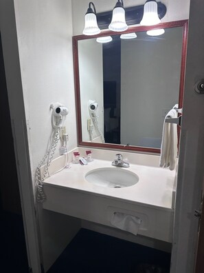 Combined shower/bathtub, free toiletries, hair dryer, towels