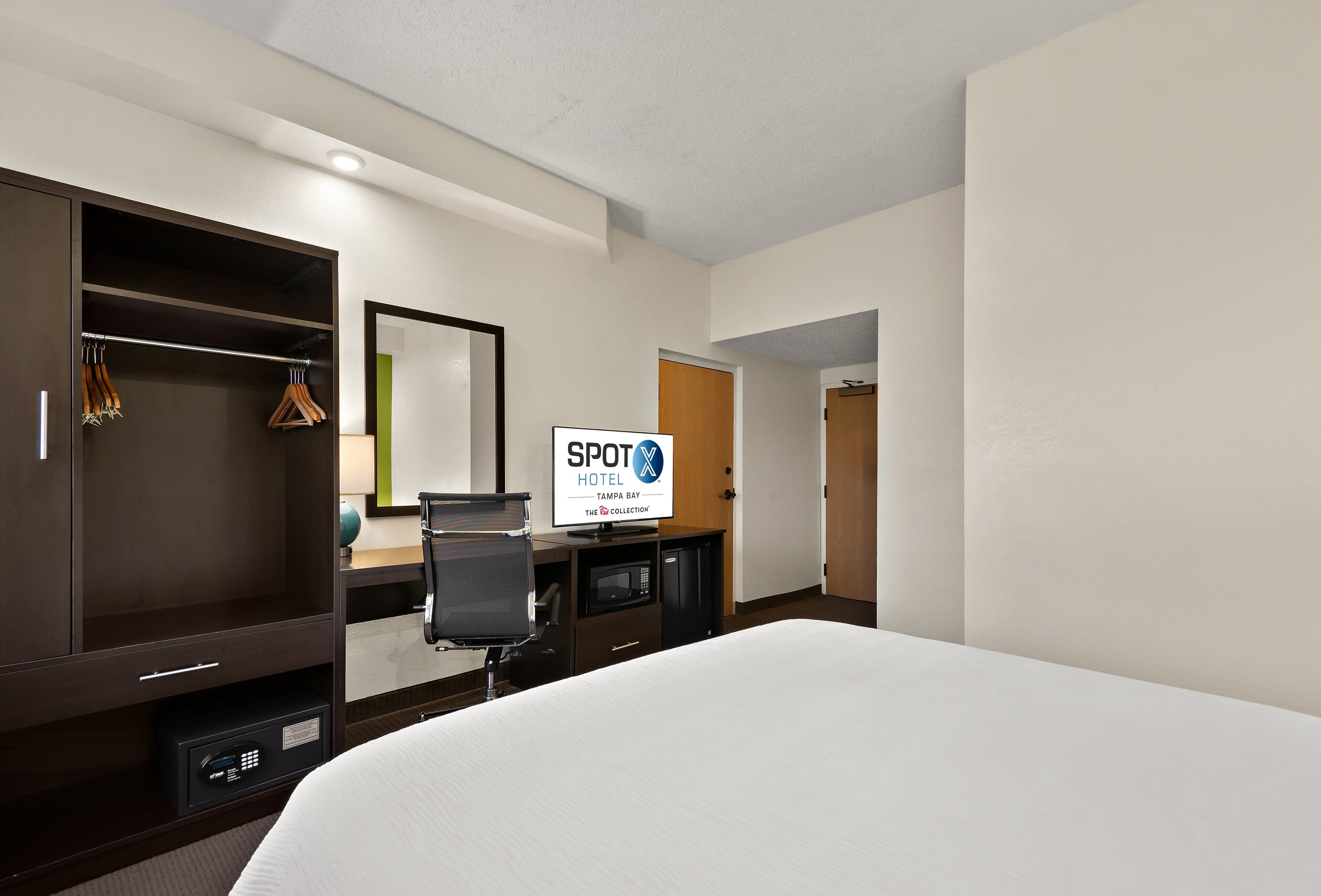 business room, 1 queen bed, accessible, non smoking (roll-in shower) | in-room safe, desk, laptop workspace, blackout curtains