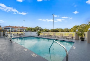 Una piscina al aire libre (de 09:00 a 21:00), sombrillas, tumbonas