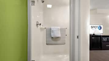 Ducha, secador de pelo, toallas, jabón