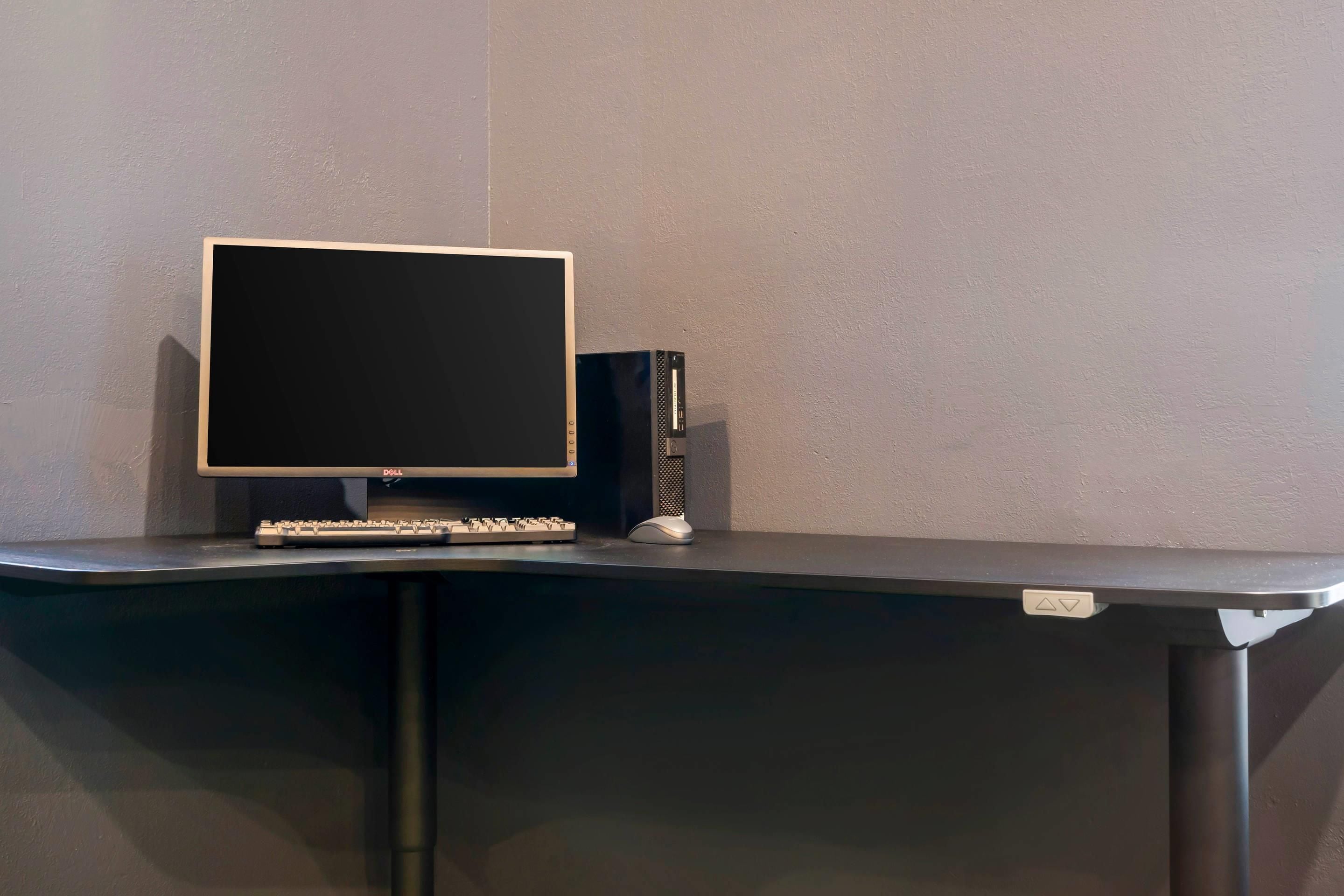 Una computadora sobre un escritorio, con monitor, teclado y ratón.