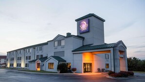 Un hôtel Sleep Inn, reconnaissable à son enseigne bien visible, doté d’un parking et d’une entrée bien éclairée.