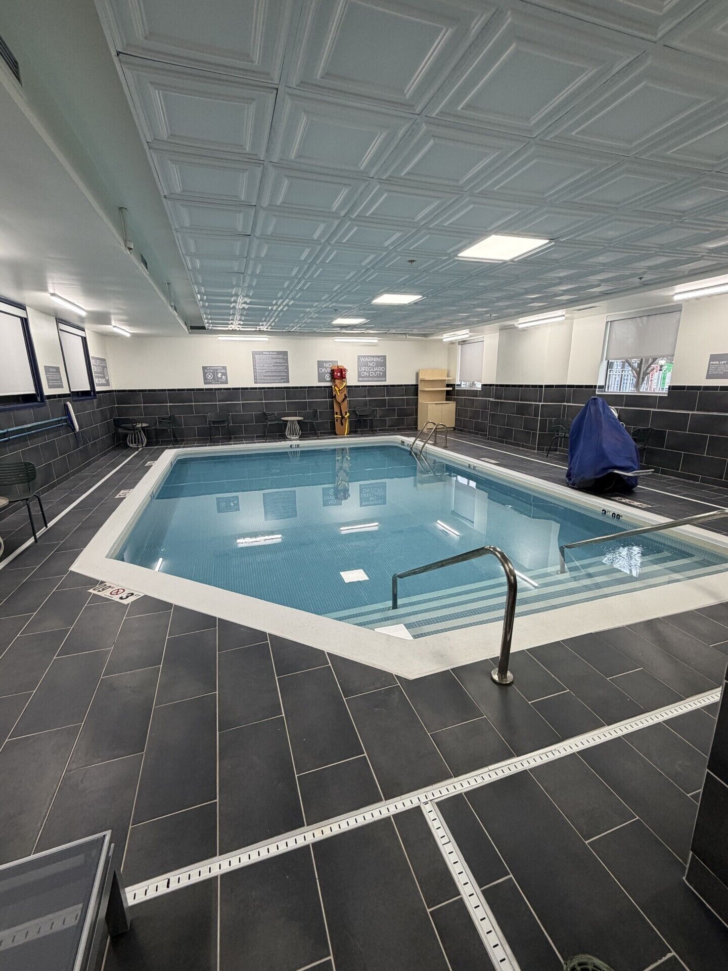 Kolam renang tertutup