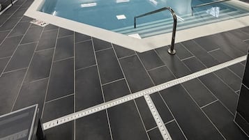 Kolam renang tertutup