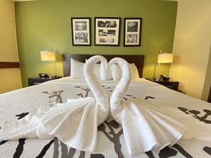 高档床上用品、办公桌、笔记本电脑工作区、遮光窗帘