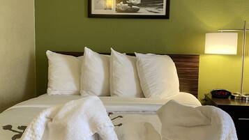 Standard-Doppelzimmer, 2 Doppelbetten, Nichtraucher | Hochwertige Bettwaren, Zimmersafe, Schreibtisch