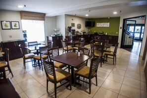 Free daily buffet breakfast - Sleep Inn Midland - Bay City West (Midland)