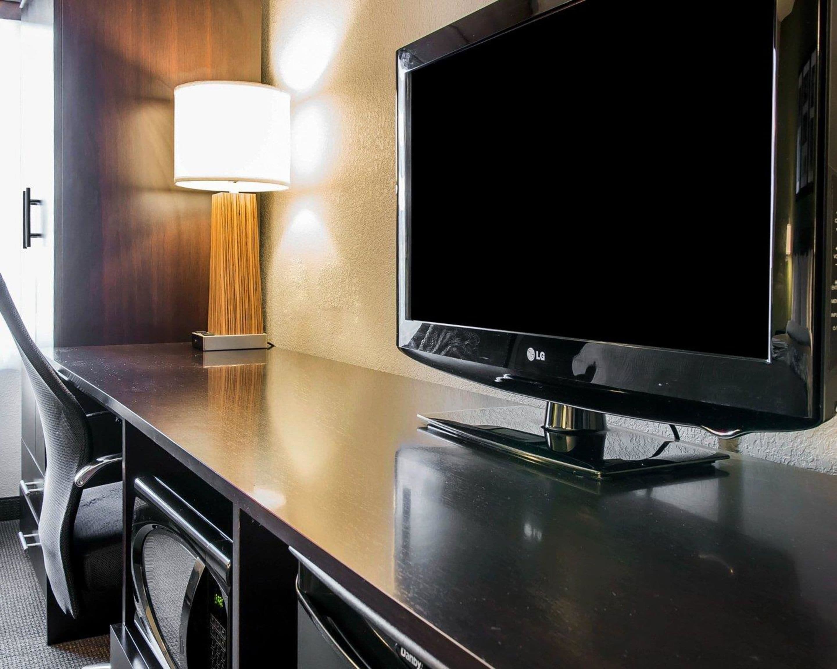 standard room, 1 king bed, non smoking | premium bedding, desk, blackout curtains, iron/ironing board