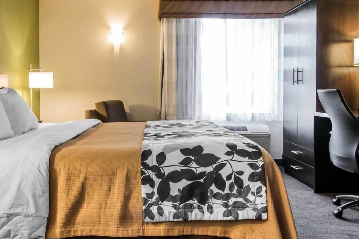1 bedroom, premium bedding, desk, blackout drapes