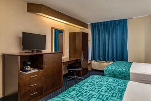 Habitación, 2 camas de matrimonio, no fumadores | Escritorio, cortinas opacas, tabla de planchar con plancha