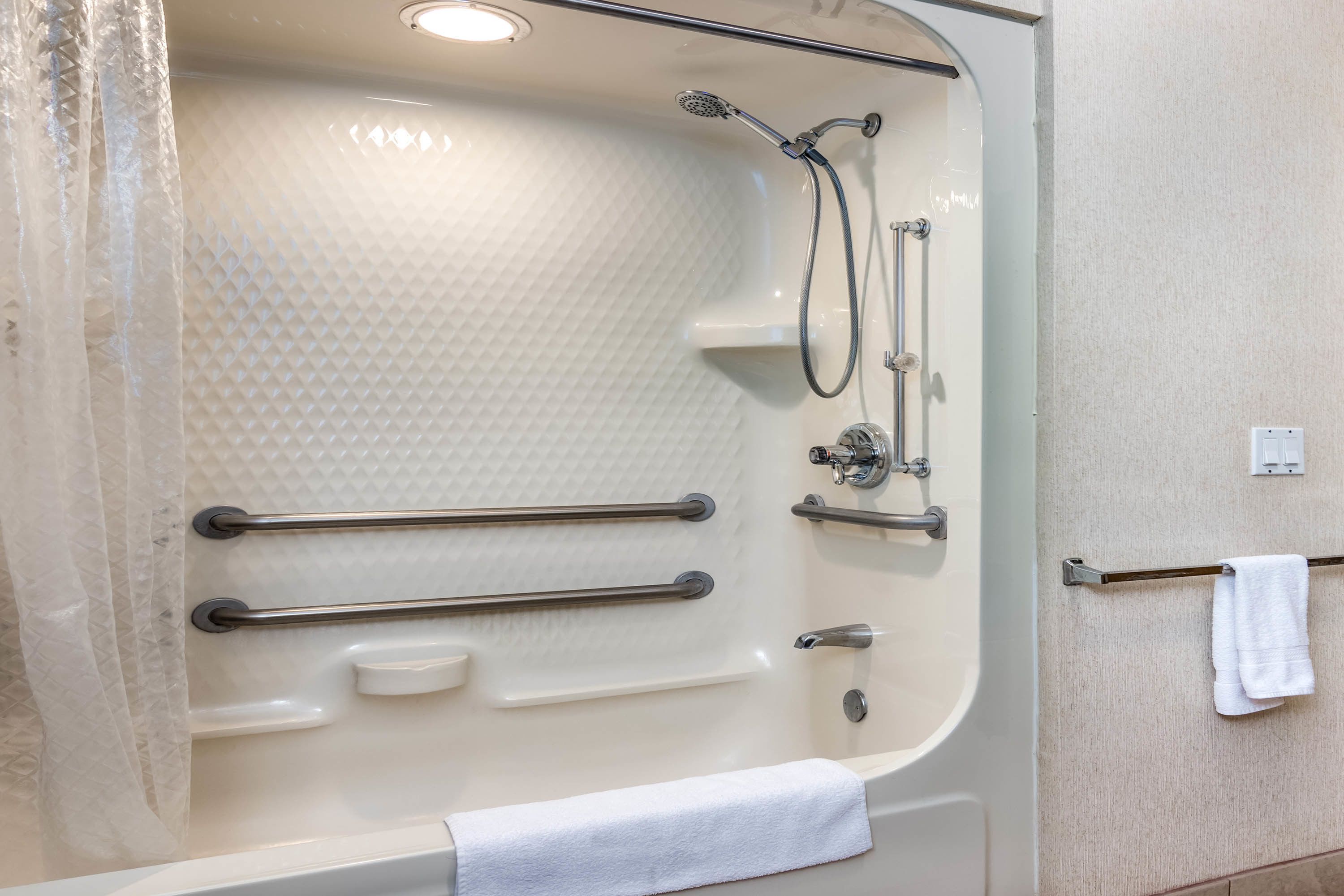 Quarto, 1 cama King, acessível, para não fumantes (Mobility) | Banheiro | Chuveiro, produtos de toalete grátis, secador de cabelo 