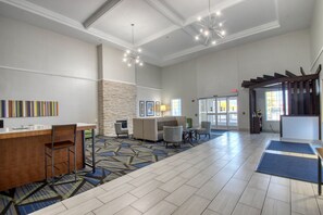 Lobby - Holiday Inn Express Hotel & Suites Oshkosh by IHG (Oshkosh)