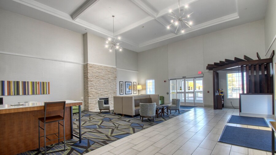 Holiday Inn Express Hotel & Suites Oshkosh by IHG
