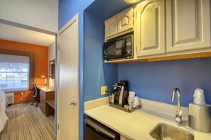 Suite, 1 King Bed with Sofa bed | 1 bedroom, desk, iron/ironing board, free WiFi