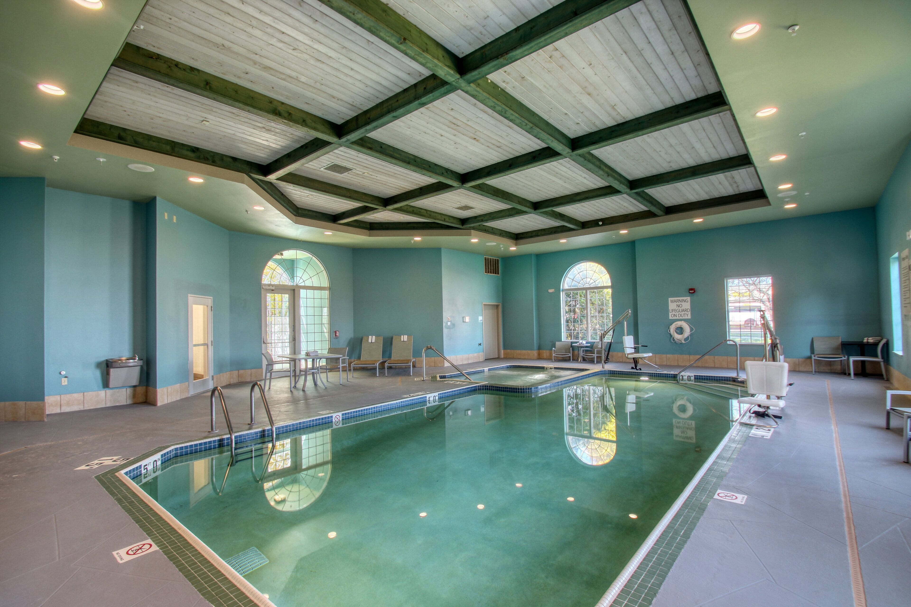 Alberca techada y camastros 