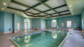 Alberca techada y camastros