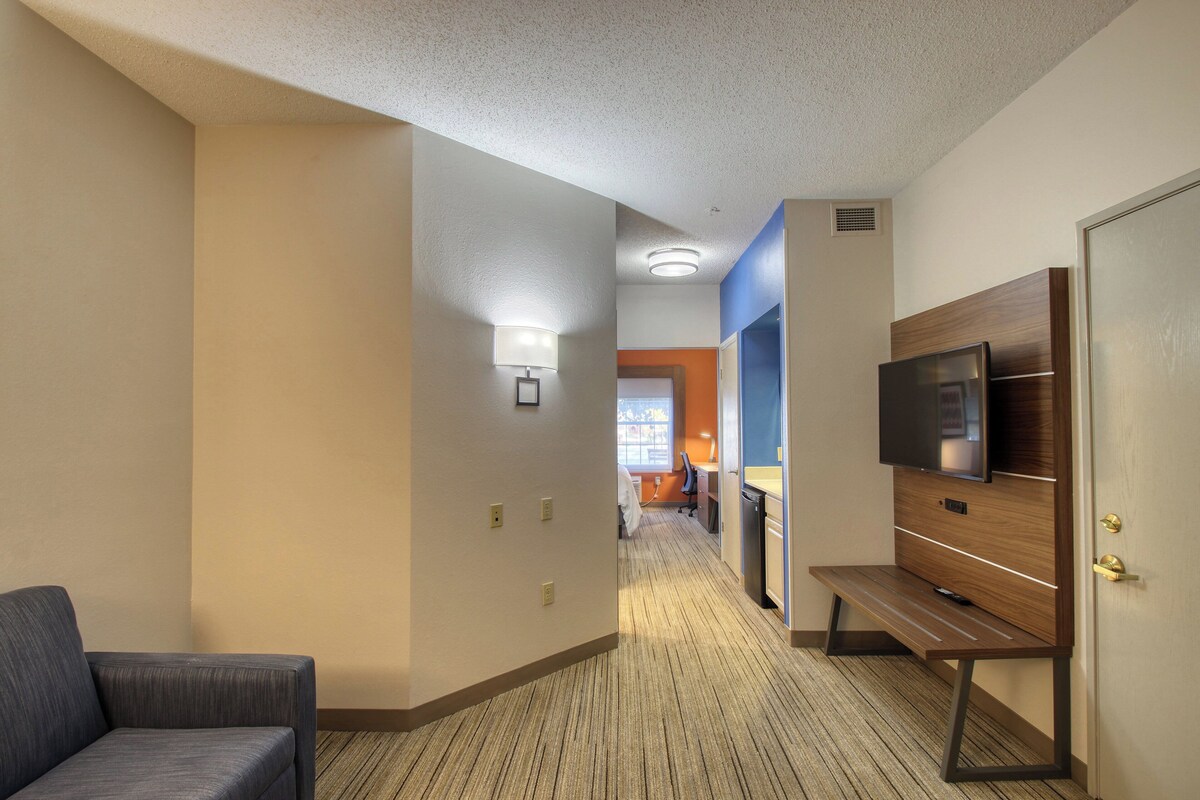 Suite, 1 King Bed with Sofa bed | Desk, iron/ironing board, free WiFi, bed sheets