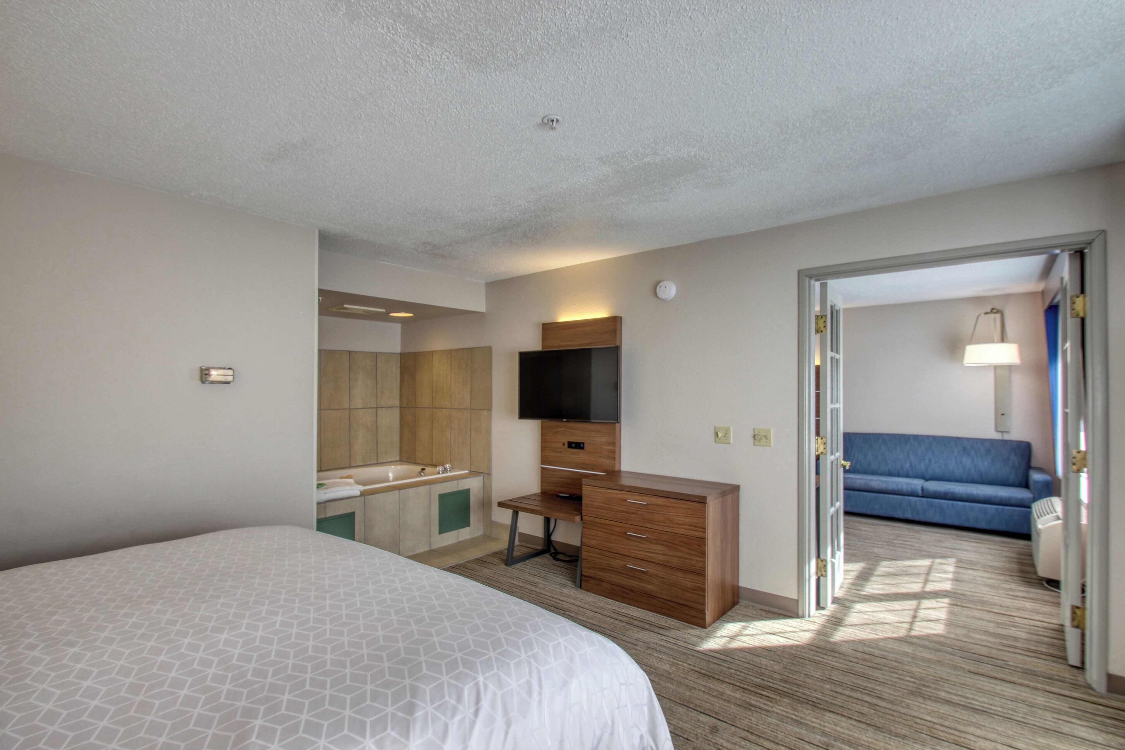 suite, 2 bedrooms | 1 bedroom, desk, iron/ironing board, free wifi