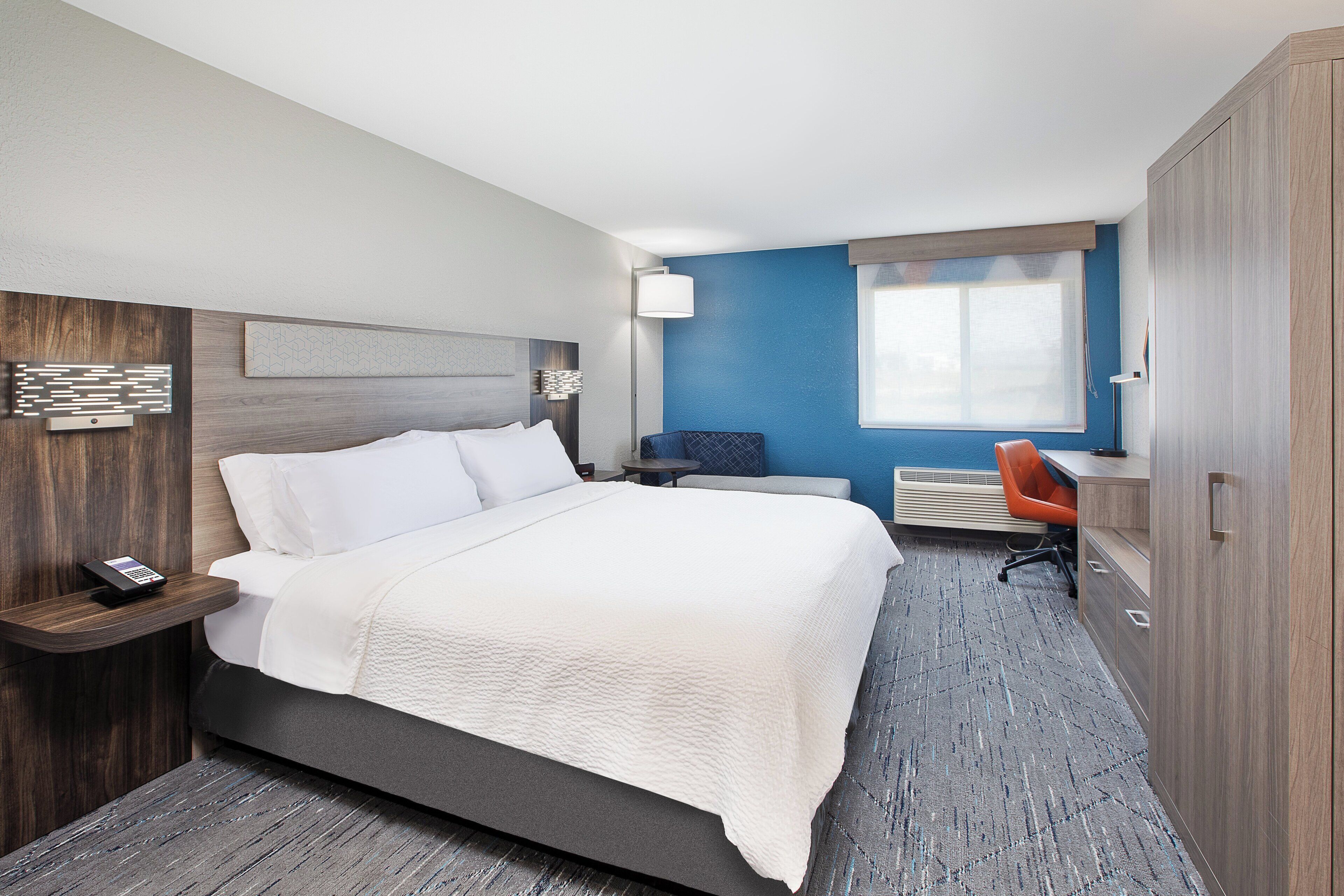 standard room, 1 king bed | 1 bedroom, in-room safe, desk, iron/ironing board