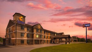 A Comfort Inn & Suites hotel with a modern design, featuring multiple floors and a covered entrance area. - Comfort Inn & Suites Ogallala (Ogallala)