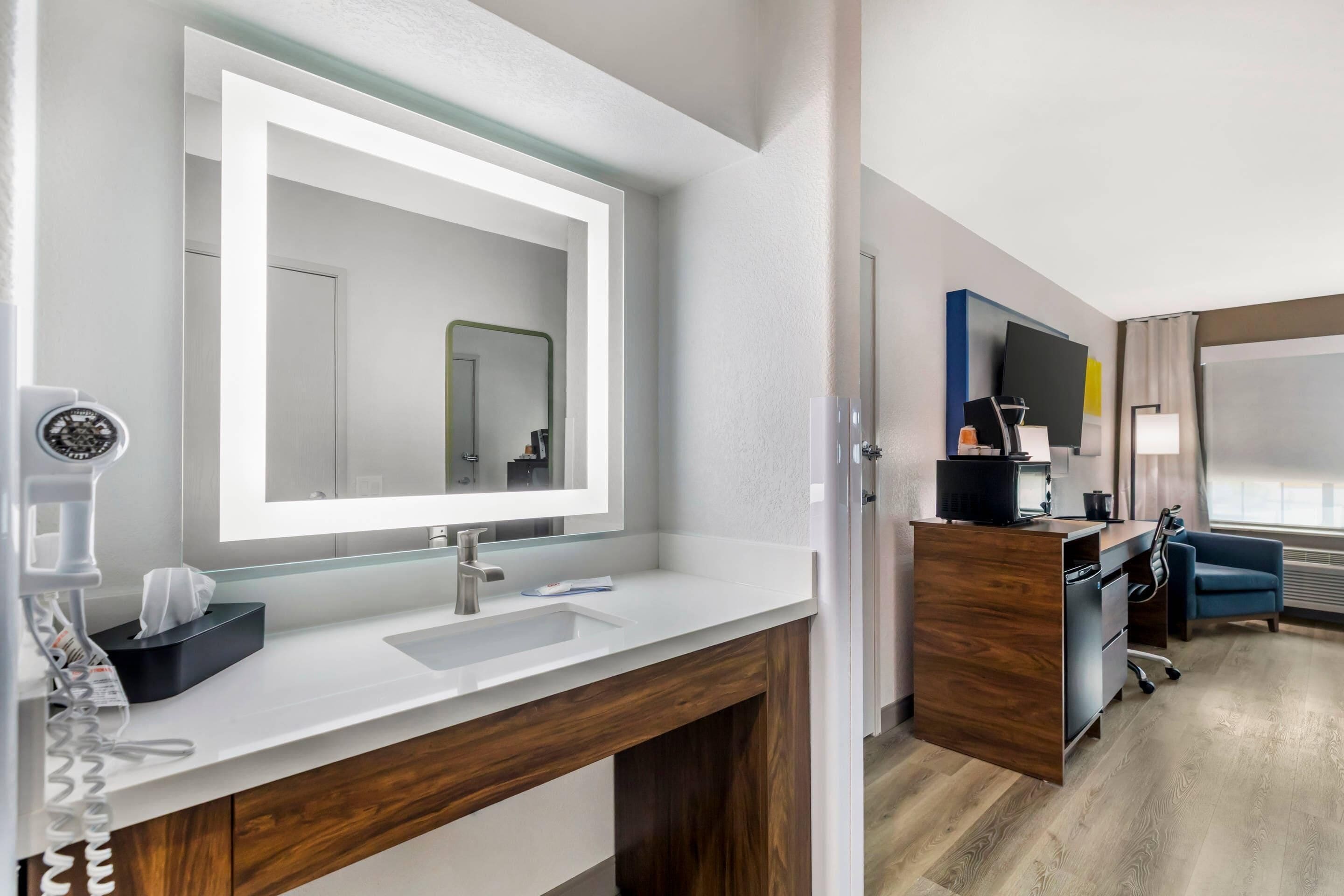 Bureau, fer et planche à repasser, Wi-Fi gratuit, draps fournis