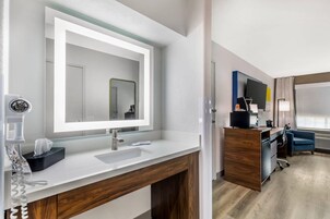 Escritorio, tabla de planchar con plancha, wifi gratis y ropa de cama 