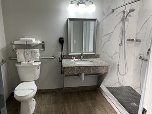 Habitación, 1 cama de matrimonio grande, accesible para personas con discapacidad (Mobility) | Baño | Ducha y bañera combinadas y artículos de higiene personal gratuitos