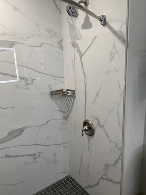 Combined shower/bathtub, free toiletries, hair dryer, towels