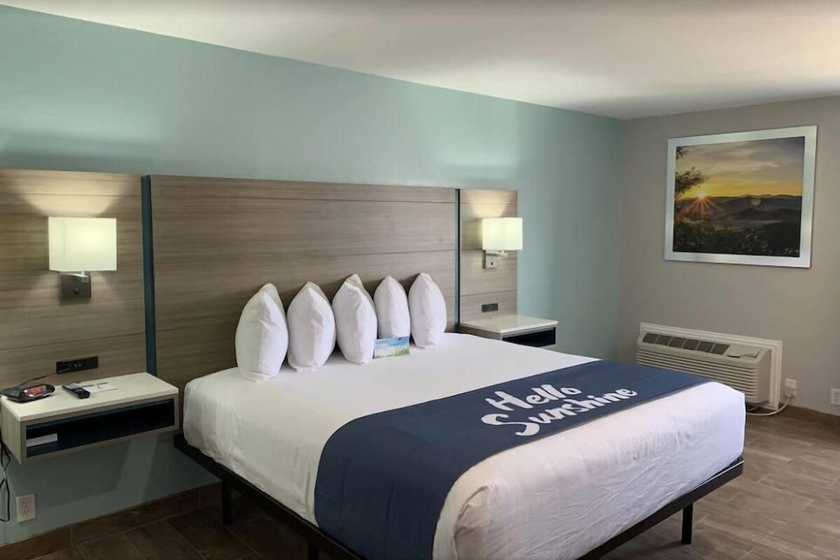 Habitación, 1 cama de matrimonio grande, accesible para personas con discapacidad (Mobility) | Edredones de plumas, escritorio, cortinas opacas