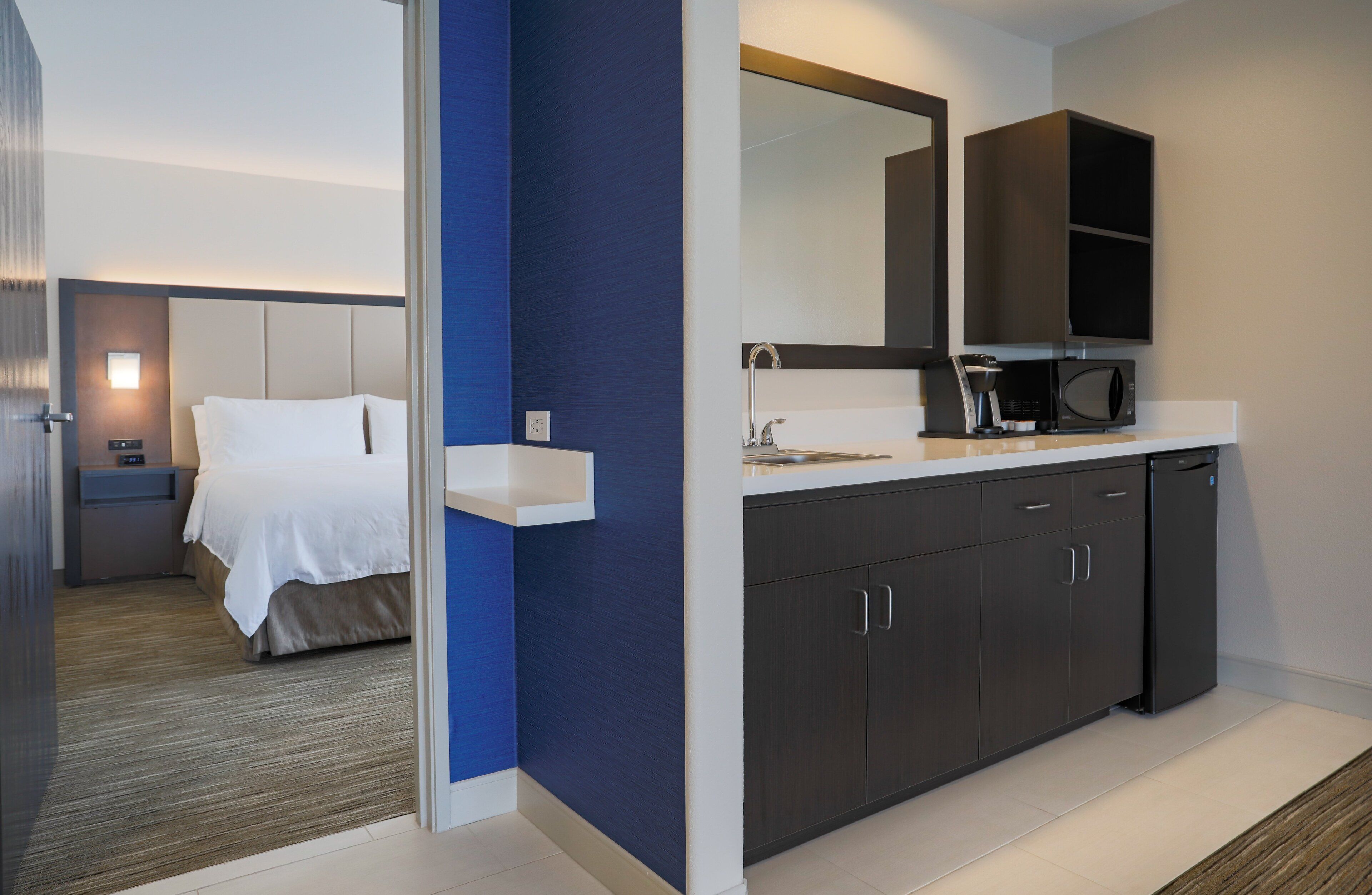 suite, 1 bedroom | in-room safe, desk, laptop workspace, blackout curtains