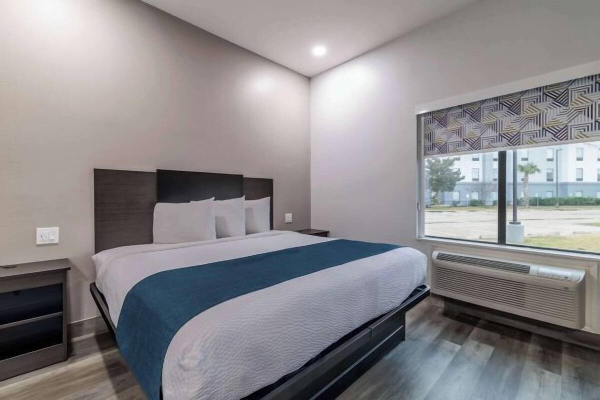 Espacio para trabajar con laptop y cortinas blackout