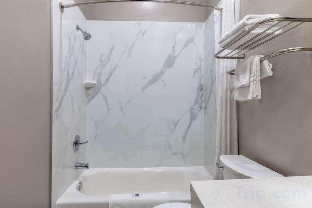 Combined shower/tub, towels