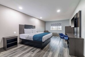 Habitación Deluxe, 1 cama King size, para no fumadores, refrigerador y microondas | Espacio para trabajar con laptop y cortinas blackout 