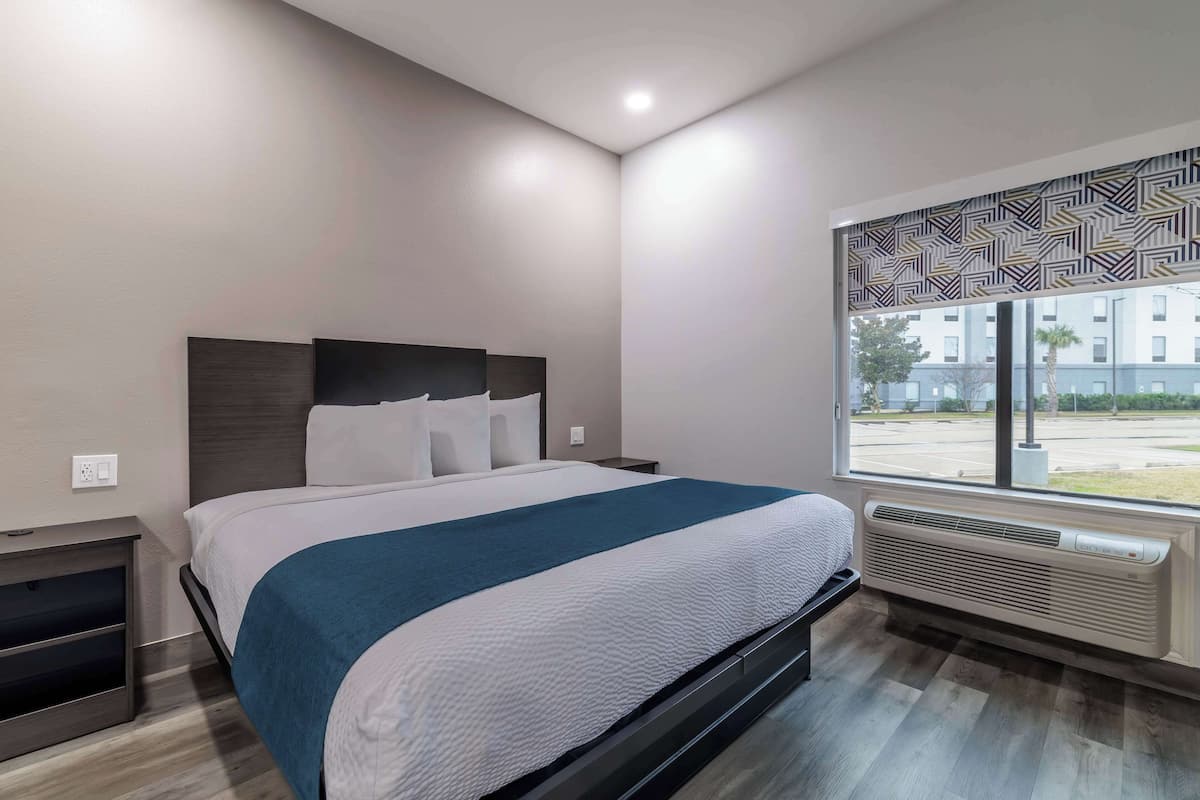 Laptop workspace, blackout drapes, iron/ironing board, free WiFi