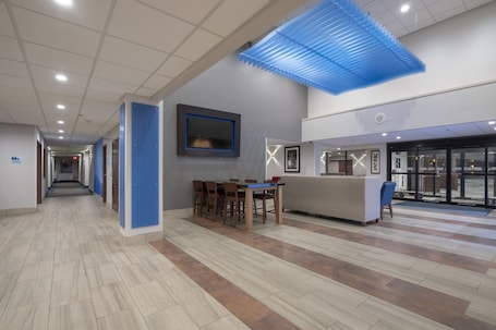 Lobby sitting area. Holiday Inn Express Minneapolis/Coon Rapids/Blaine by IHG