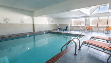 Indoor pool, sun loungers