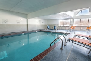 Indoor pool, sun loungers