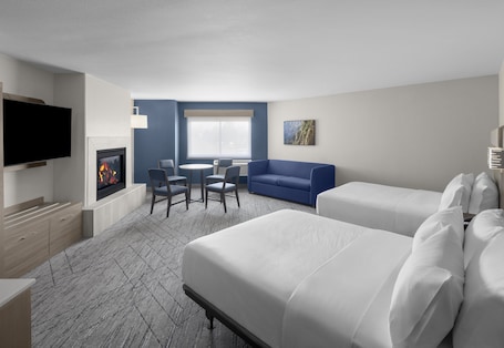 Minibar, in-room safe, laptop workspace, blackout drapes. Holiday Inn Express & Suites Montrose - Black Canyon Area by IHG