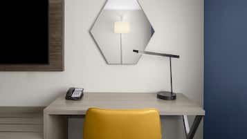 Minibar y caja de seguridad en la habitación