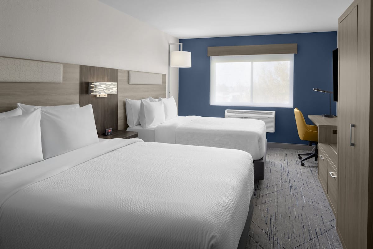 Minibar, värdeförvaringsskåp på rummet och arbetsyta för laptop