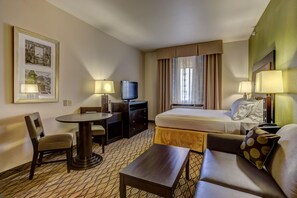 Suite, 1 grand lit et 1 canapé-lit | Minibar, coffre-fort, espace de travail pour ordinateurs portables