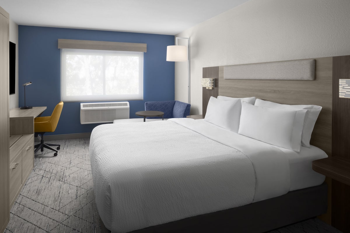 Minibar, värdeförvaringsskåp på rummet och arbetsyta för laptop