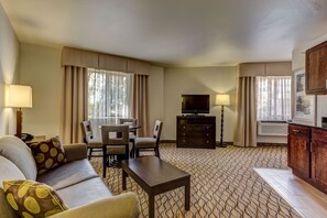 Minibar, in-room safe, laptop workspace, blackout curtains