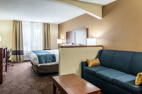 In-room safe, desk, blackout curtains, iron/ironing board. Comfort Inn & Suites - Hannibal