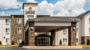 A Comfort Inn & Suites hotel with a stone facade, a covered entrance, and a clear blue sky. - Comfort Inn & Suites - Hannibal (Hannibal)