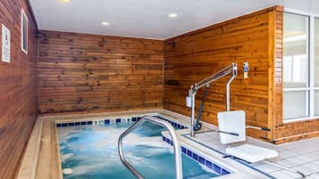 Una piscina techada, sillones reclinables de piscina