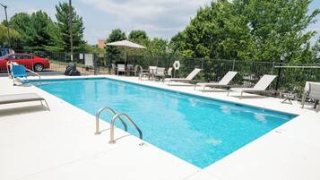 Piscina a l'aire lliure (horari: 09:00-23:00), para-sols i gandules