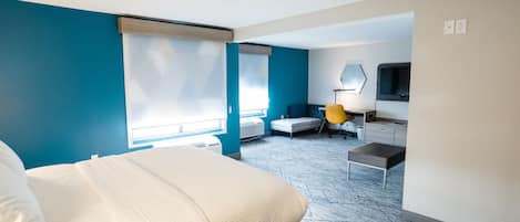 Suite, 1 King Bed, Accessible (Communication, Accessible Tub) | Egyptian cotton sheets, premium bedding, in-room safe, desk