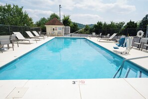Piscine extérieure, accès possible de 9 h à 23 h, parasols