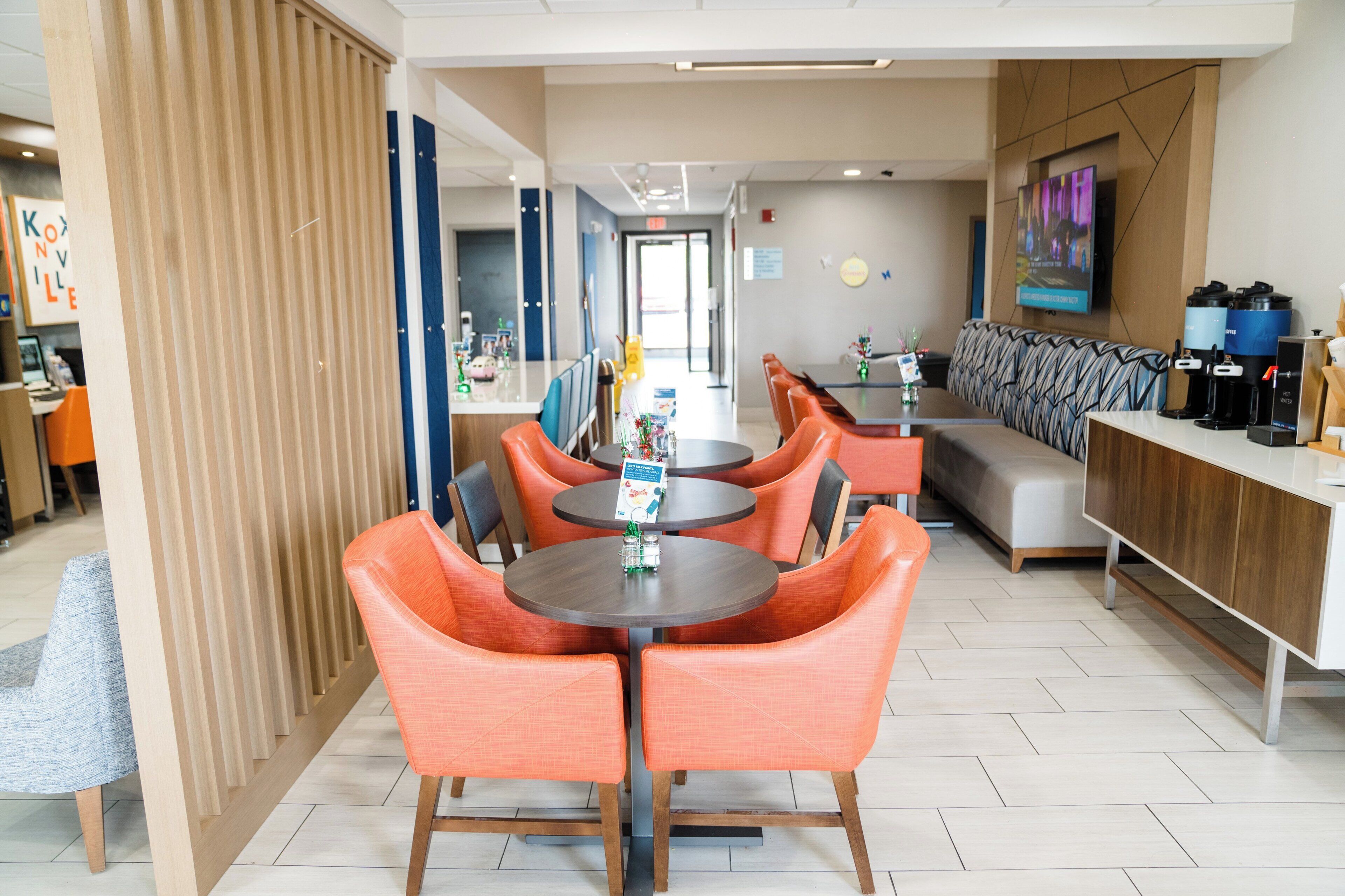 Photo - Holiday Inn Express & Suites Knoxville-North-I-75 Exit 112 by IHG